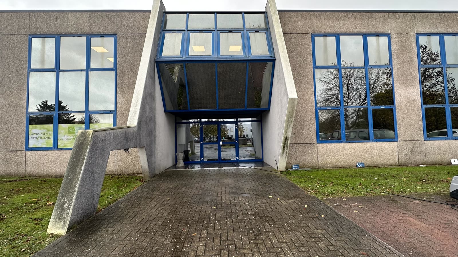 Nettoyage de façades avec hydrofuge pour Advenis, Vandœuvre-lès-Nancy (54) — avant intervention